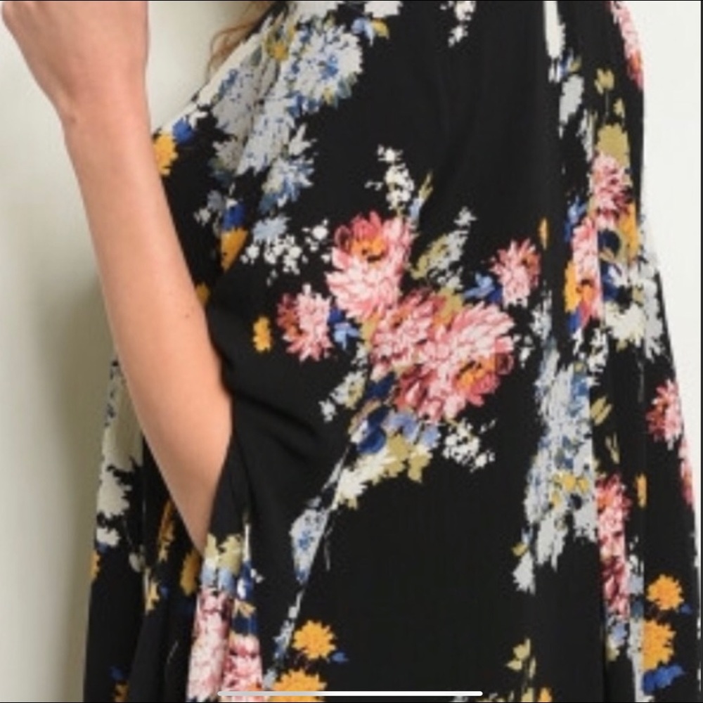 📁. Boho Black Floral Choker Style flowy top - Picture 6 of 8